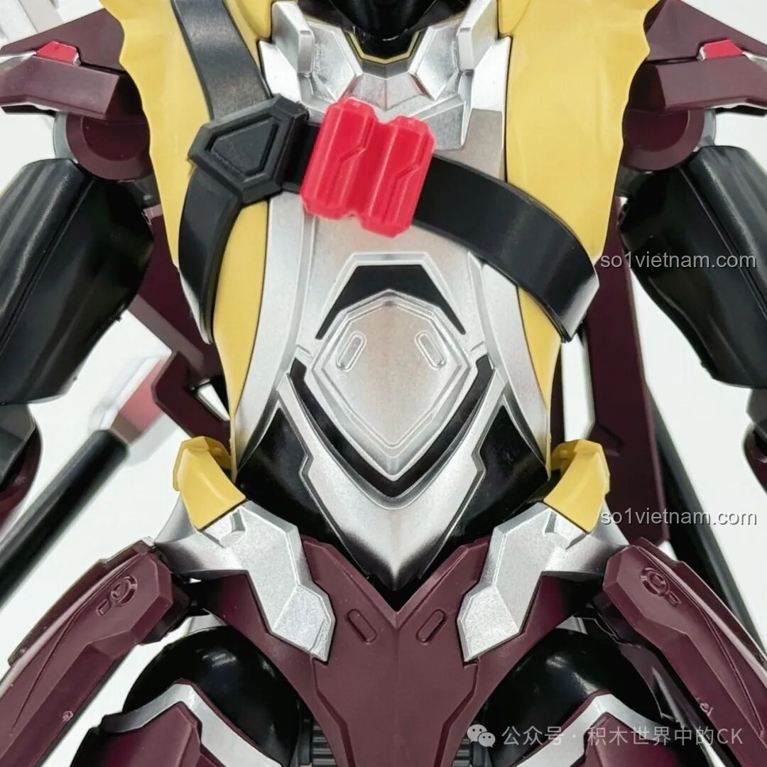 Cận cảnh mũi giáo lạnh của mô hình Keeppley 78034 Robot Mã Siêu Người Sống Sót, với các chi tiết bạc và đỏ, thể hiện sự sắc sảo và mạnh mẽ của vũ khí.