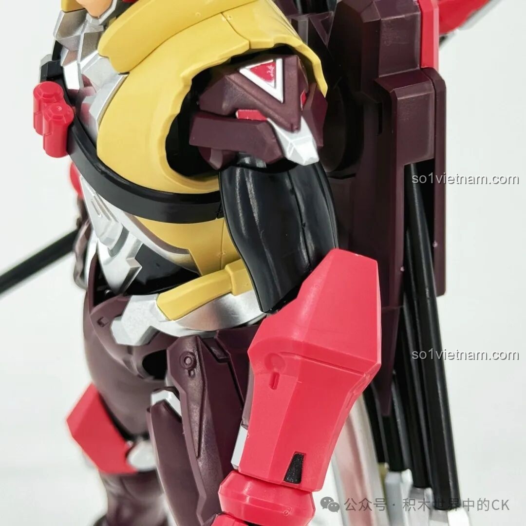 Cận cảnh cây giáo lạnh của mô hình Keeppley 78034 Robot Mã Siêu Người Sống Sót, với điểm nhấn màu đỏ, cho thấy khả năng tháo rời và kết nối, tăng tính linh hoạt.