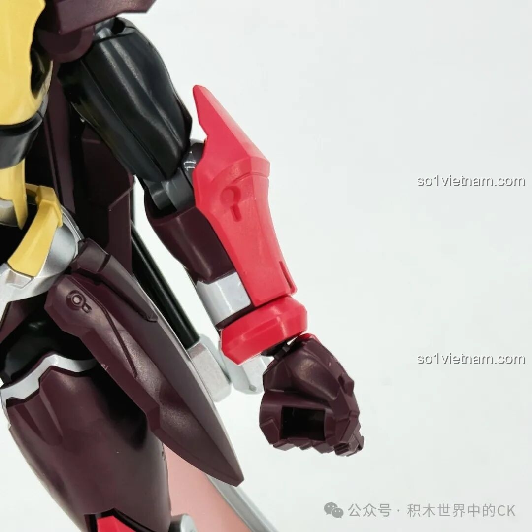 Mô hình Keeppley 78034 Robot Mã Siêu Người Sống Sót tạo dáng chiến đấu với giáo lạnh, thể hiện khả năng cử động linh hoạt và vẻ ngoài mạnh mẽ của chiến binh.