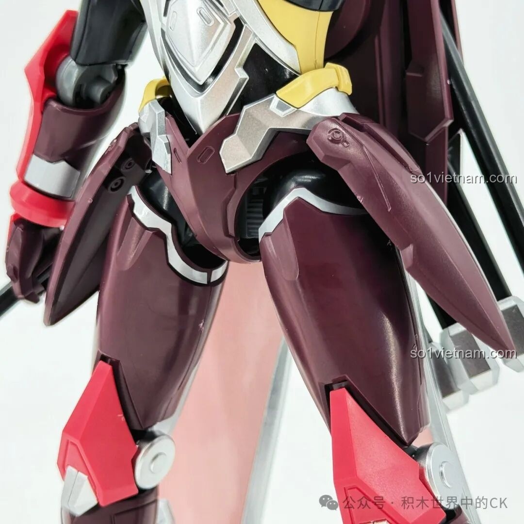 Mô hình Keeppley 78034 Robot Mã Siêu Người Sống Sót tạo dáng với hai cây giáo lạnh, thể hiện khả năng cầm vũ khí kép và sự linh hoạt trong chiến đấu.