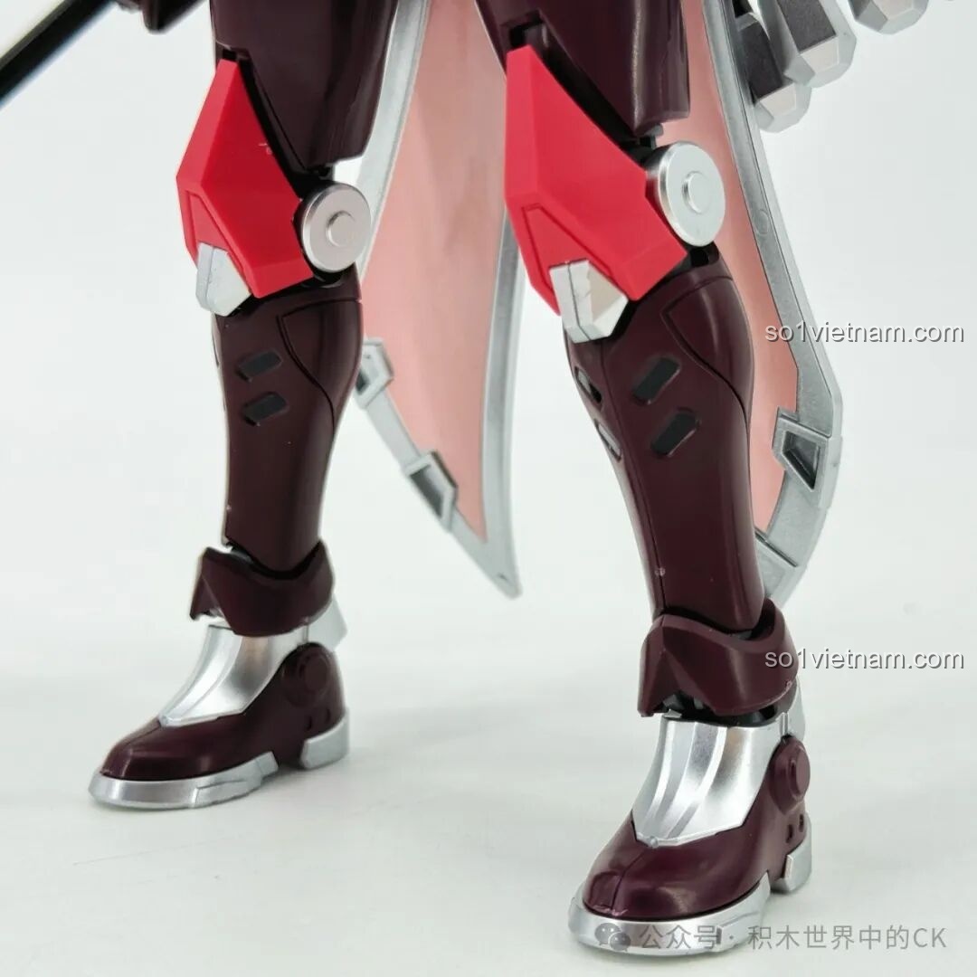 Mô hình Keeppley 78034 Robot Mã Siêu Người Sống Sót từ góc nhìn phía sau, với hai cây giáo lạnh và khiên lưng, thể hiện vẻ ngoài hầm hố và chi tiết giáp.