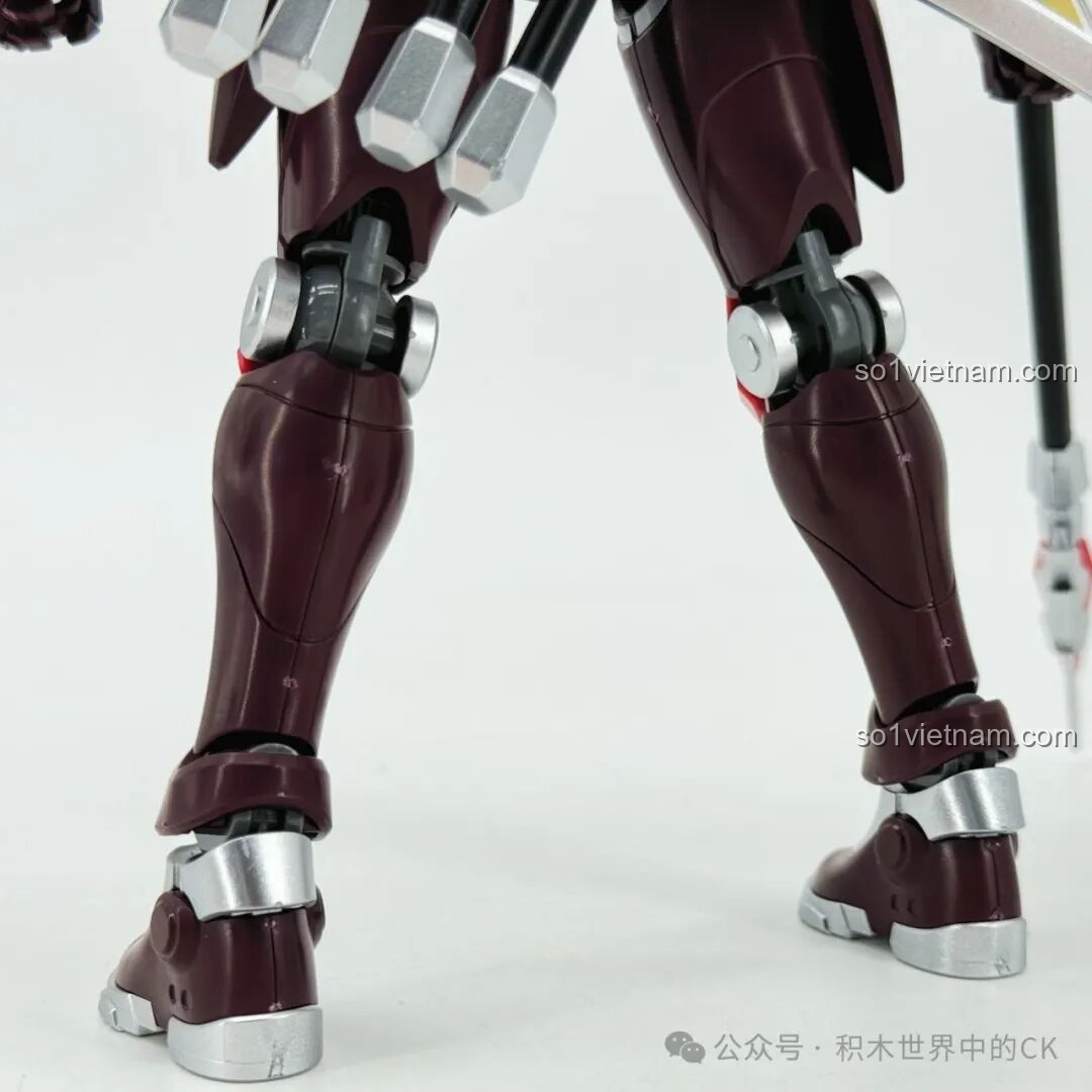 Mô hình Keeppley 78034 Robot Mã Siêu Người Sống Sót tạo dáng cầm giáo, thể hiện khả năng giữ vũ khí chắc chắn và sự linh hoạt trong các tư thế chiến đấu.