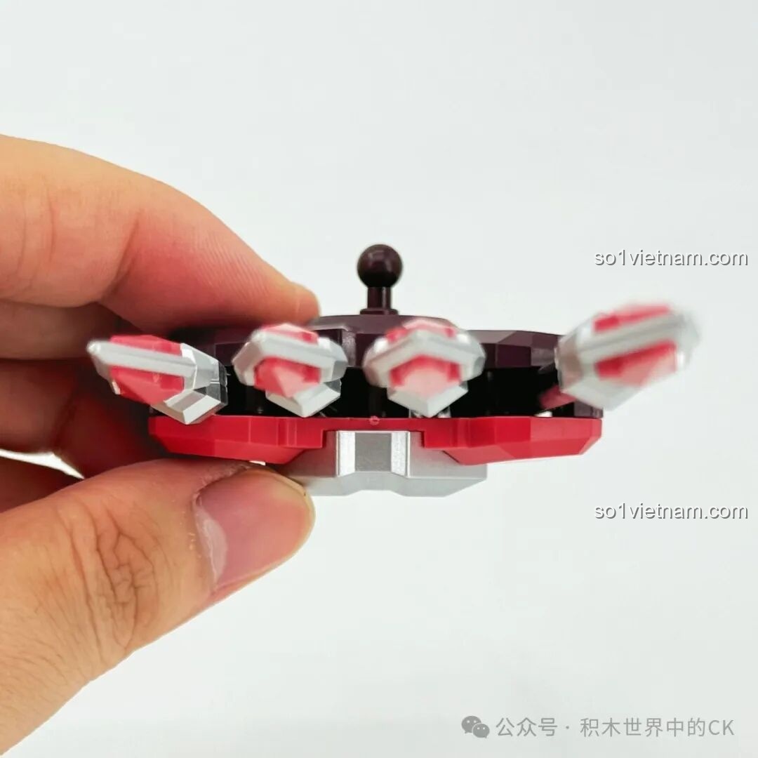 Mô hình Keeppley 78034 Robot Mã Siêu Người Sống Sót tạo dáng quỳ gối chiến đấu với hai giáo lạnh, thể hiện sự linh hoạt tối đa của các khớp nối và khả năng tạo dáng động.