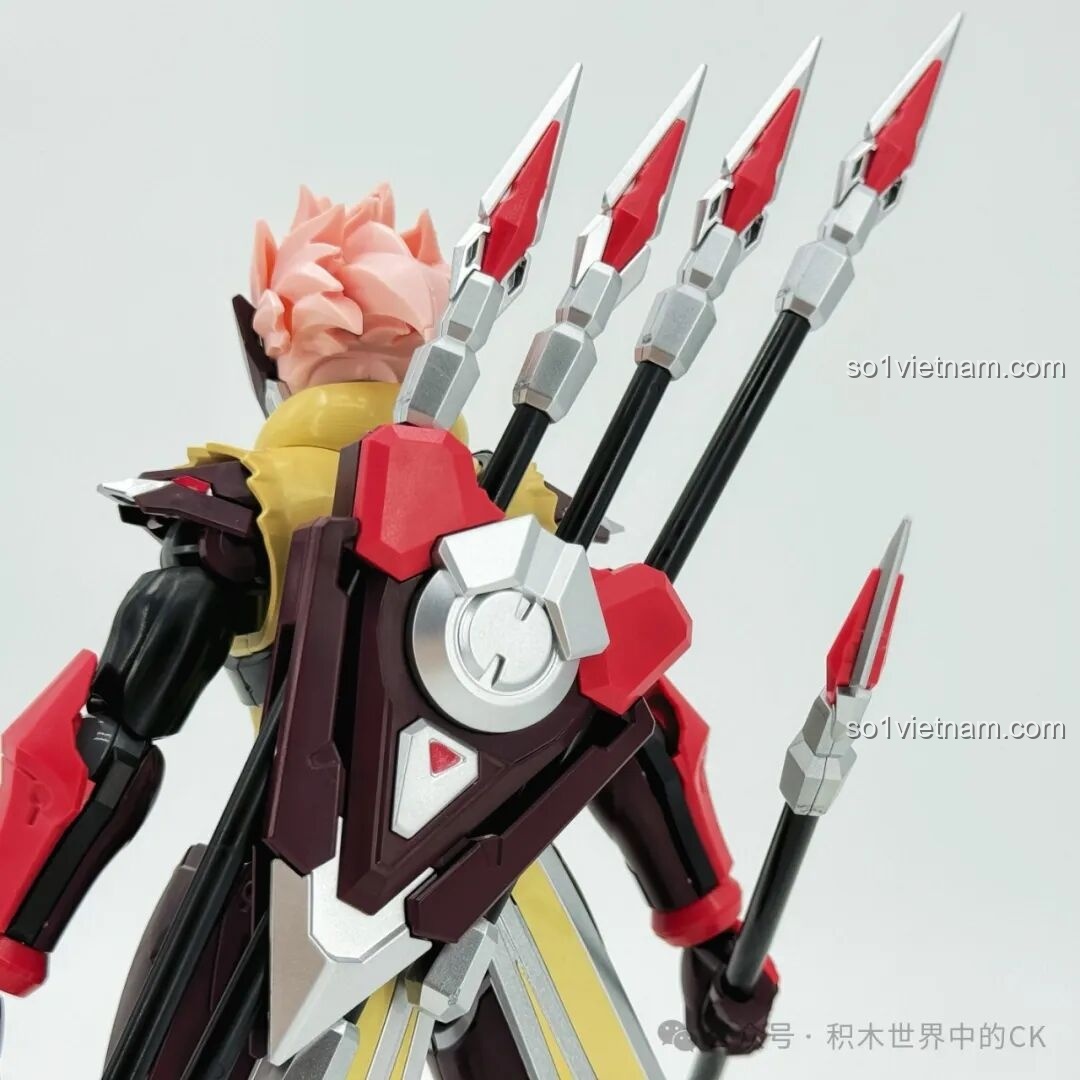 Mô hình Keeppley 78034 Robot Mã Siêu Người Sống Sót tạo dáng đứng thẳng, cầm giáo, thể hiện vẻ ngoài mạnh mẽ và chi tiết sắc sảo của bộ lắp ghép.