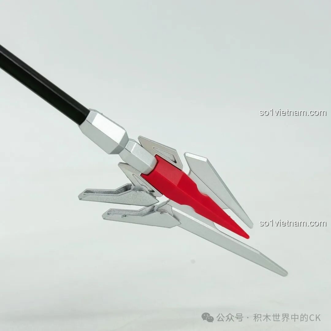 Mô hình Keeppley 78034 Robot Mã Siêu Người Sống Sót tạo dáng với hai giáo lạnh, thể hiện khả năng cầm vũ khí kép và sự linh hoạt trong chiến đấu.