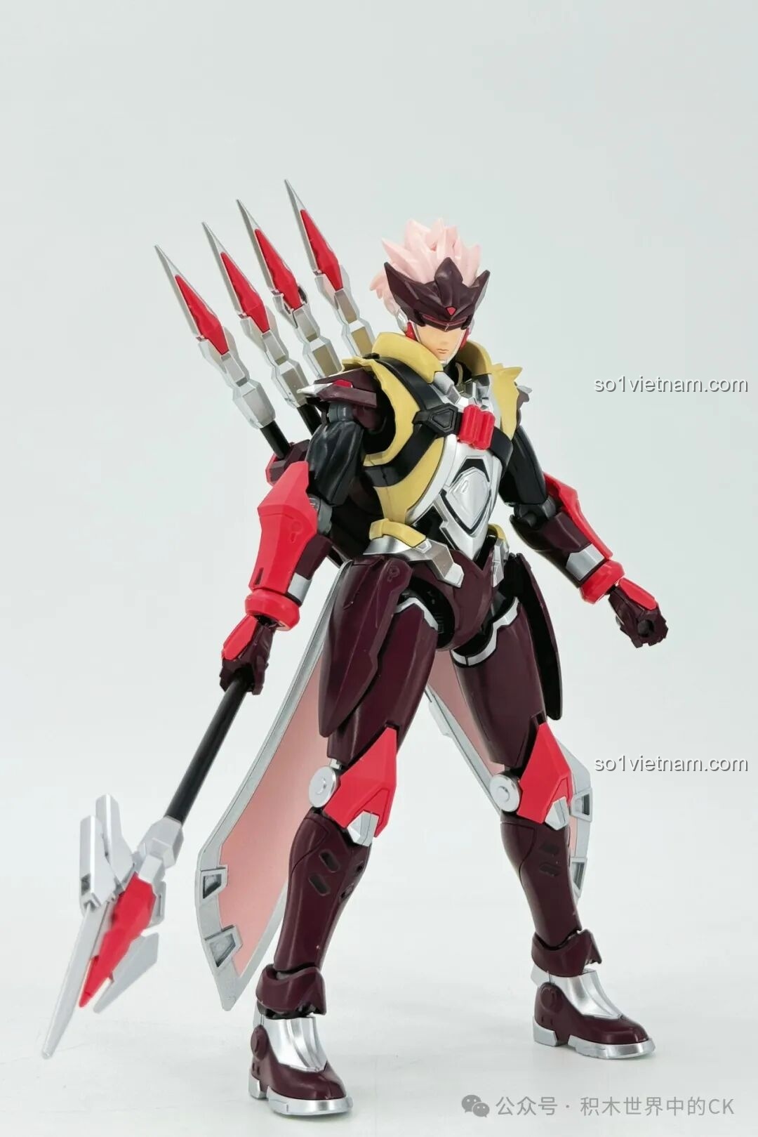 Mô hình Keeppley 78034 Robot Mã Siêu Người Sống Sót từ góc nhìn phía sau, với hai giáo lạnh và khiên lưng, thể hiện vẻ ngoài hầm hố và chi tiết giáp.