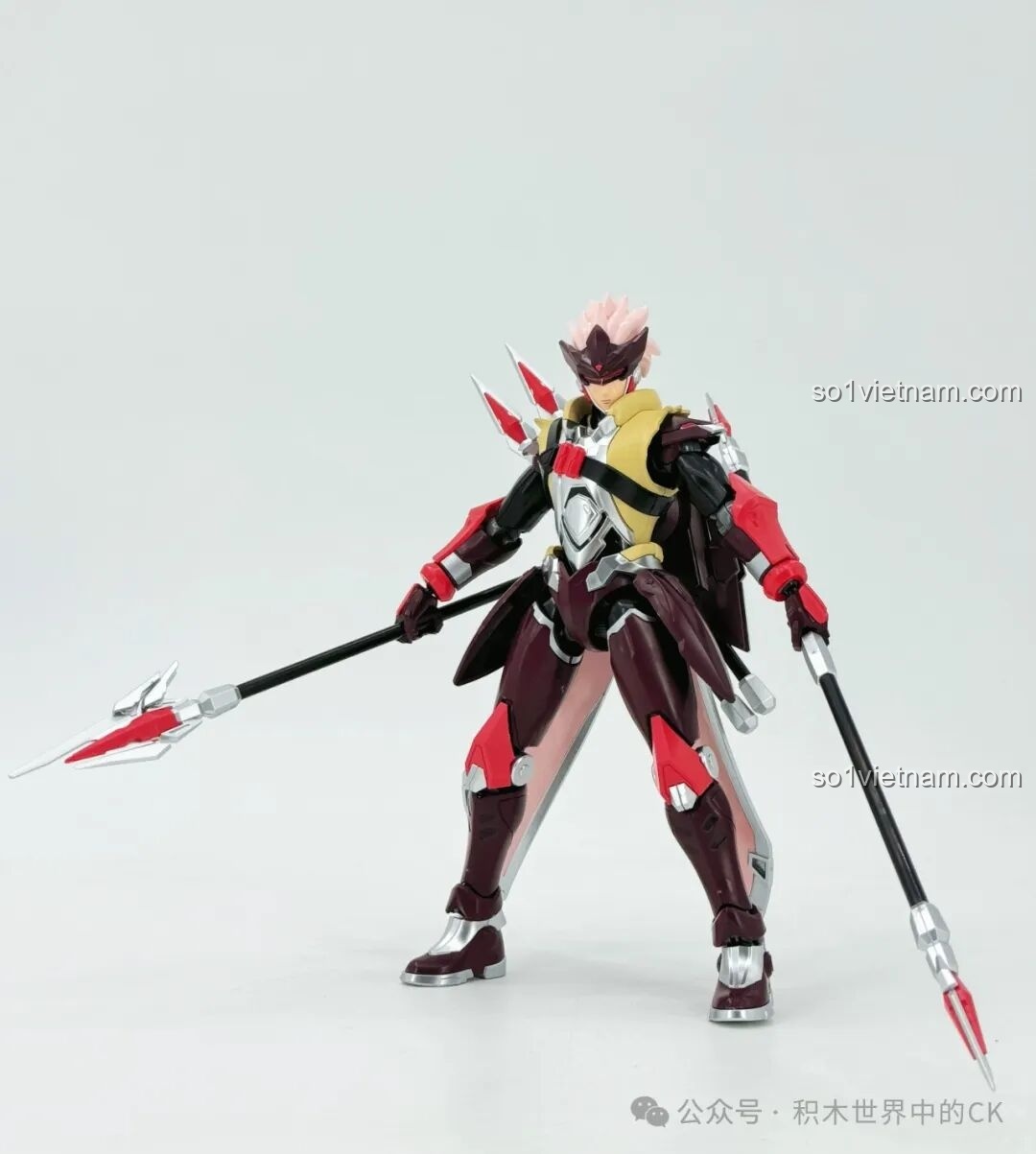 Mô hình Keeppley 78034 Robot Mã Siêu Người Sống Sót tạo dáng cầm giáo, thể hiện khả năng giữ vũ khí chắc chắn và sự linh hoạt trong các tư thế chiến đấu.