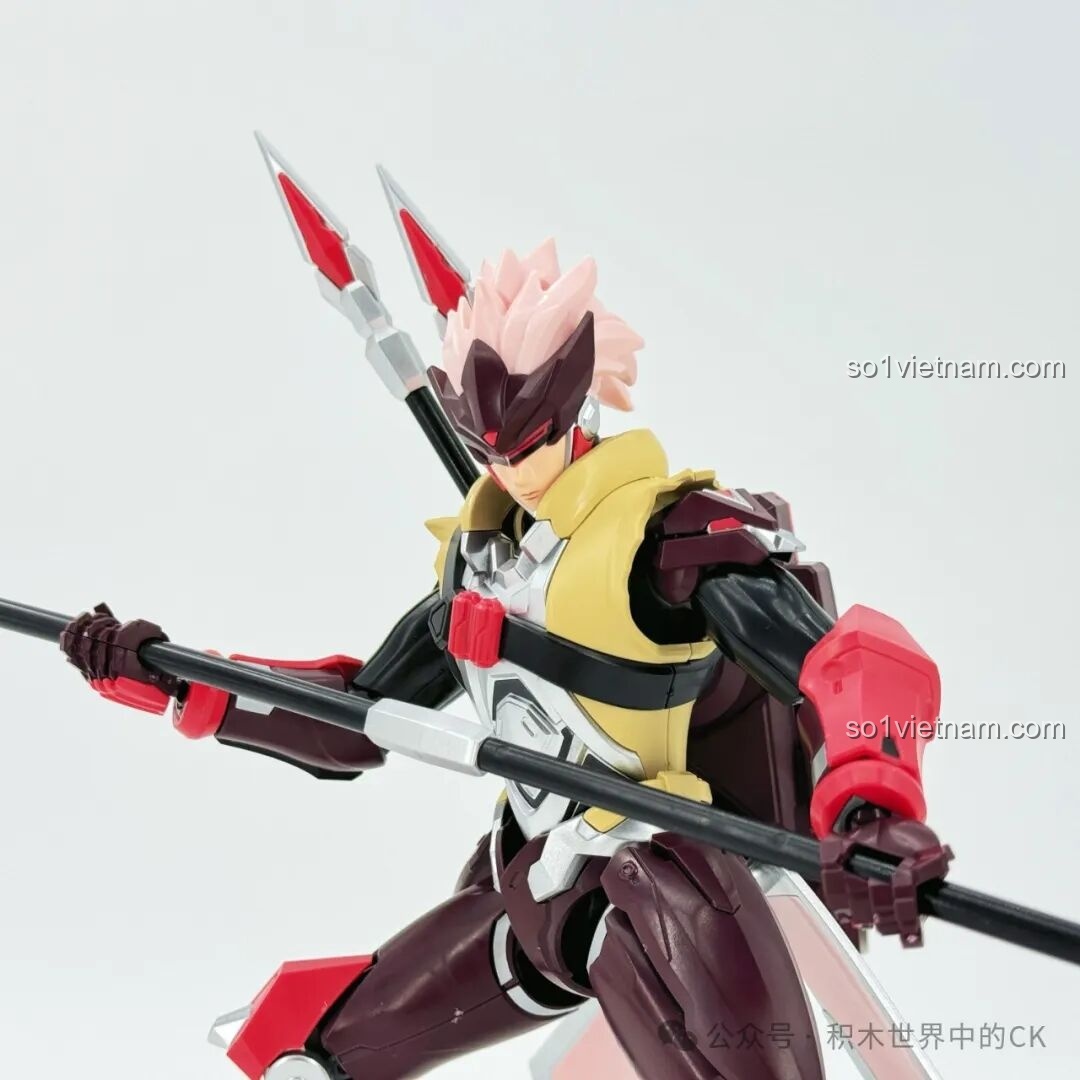 Mô hình Keeppley 78034 Robot Mã Siêu Người Sống Sót tạo dáng với hai giáo lạnh, thể hiện khả năng cầm vũ khí kép và sự linh hoạt trong chiến đấu.