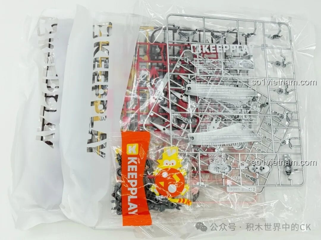 Các túi mảnh ghép của bộ lắp ráp Keeppley 78034 Robot Mã Siêu Người Sống Sót, được đóng gói cẩn thận, cho thấy sự chuẩn bị kỹ lưỡng của nhà sản xuất.