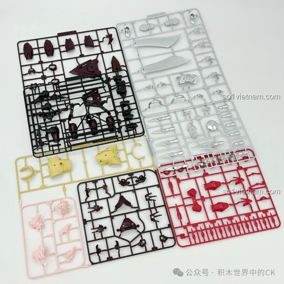 Các tấm sprue chứa mảnh ghép của bộ Keeppley 78034 Robot Mã Siêu Người Sống Sót, với nhiều màu sắc khác nhau, thể hiện chất lượng nhựa ABS cao cấp và độ chi tiết.