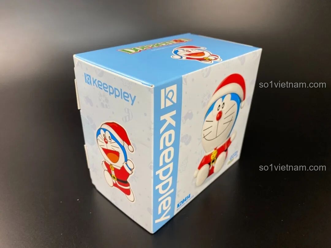 Cạnh bên hộp Keeppley Doraemon KUPPY Giáng Sinh K20414, thiết kế màu xanh và đỏ.