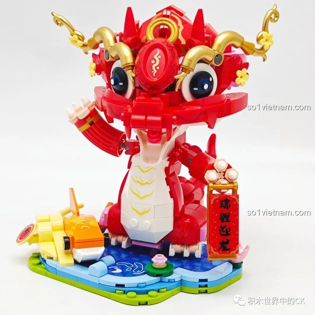 Cận cảnh mô hình Rồng Đỏ Đón Lộc Keeppley K19910 với đôi mắt to tròn và nụ cười rạng rỡ.