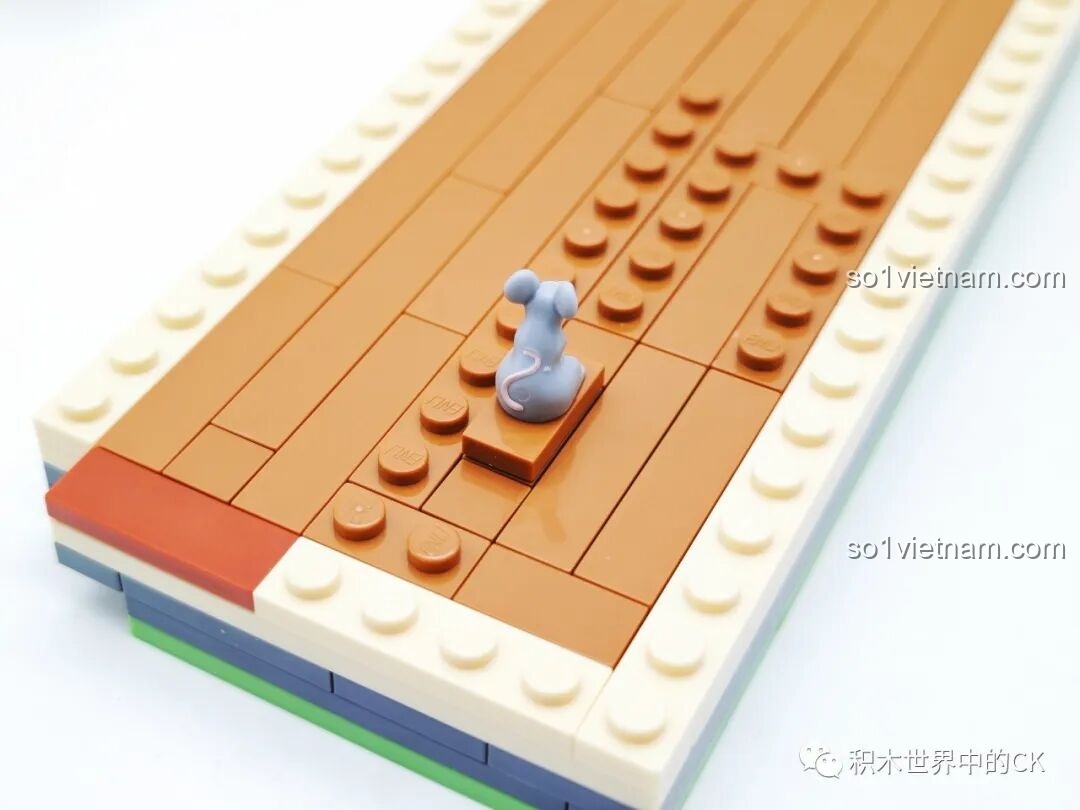 Hoàn thiện cầu thang và các bức tường của bộ đồ chơi xây dựng Ngôi nhà của Doraemon và Nobita K20422.