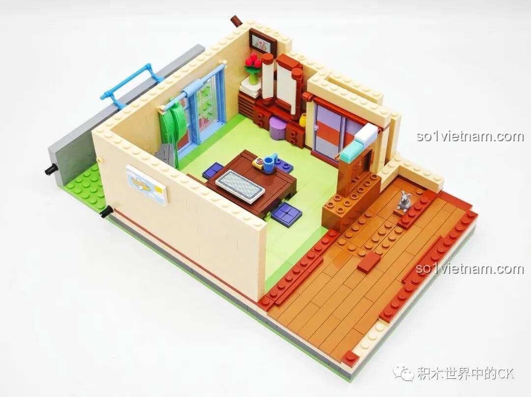 Góc nhìn tổng thể khu vực cầu thang và các phòng đã có tường trong bộ xếp hình Biệt thự của Nobita Keeppley K20422.