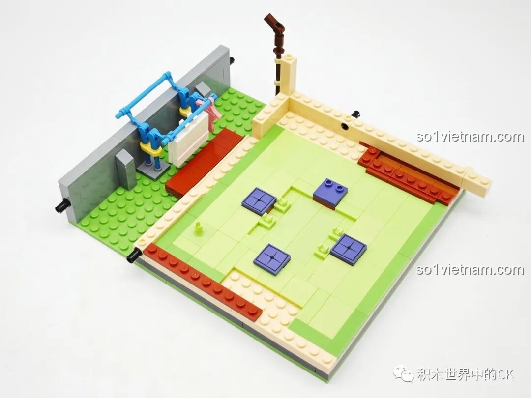 Chi tiết chú chuột nhỏ ẩn mình dưới sàn nhà trong bộ đồ chơi xây dựng Ngôi nhà của Doraemon và Nobita K20422.