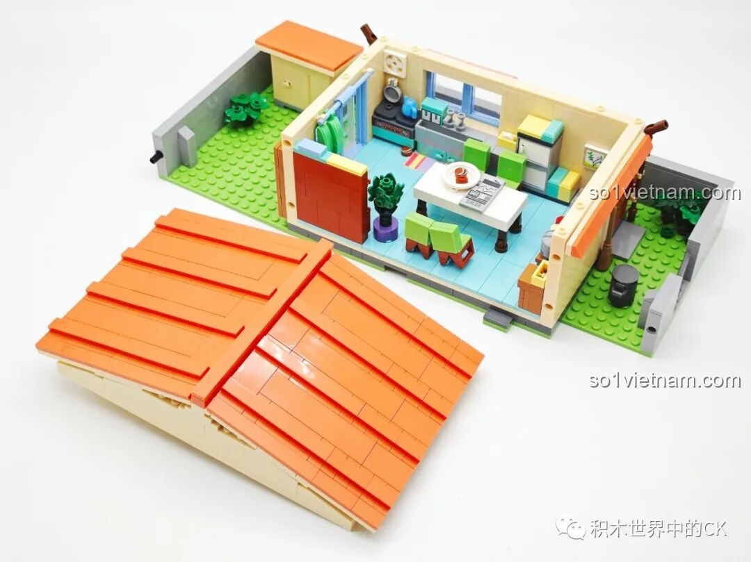 Ngôi nhà của Nobi Nobita K20422 Keeppley với đèn LED sáng lung linh vào buổi tối, nhìn từ góc trước.