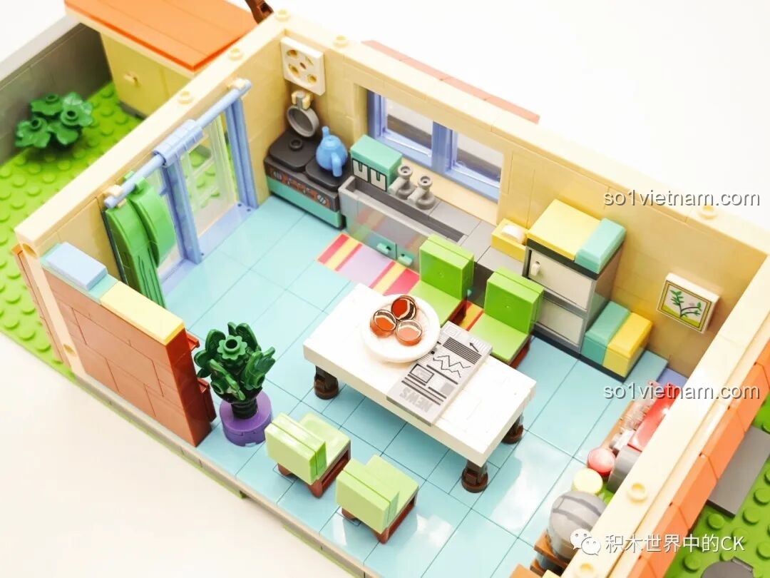 Ngôi nhà của Doraemon và Nobita K20422 Keeppley với đèn LED sáng lung linh vào buổi tối, nhìn từ góc sau.