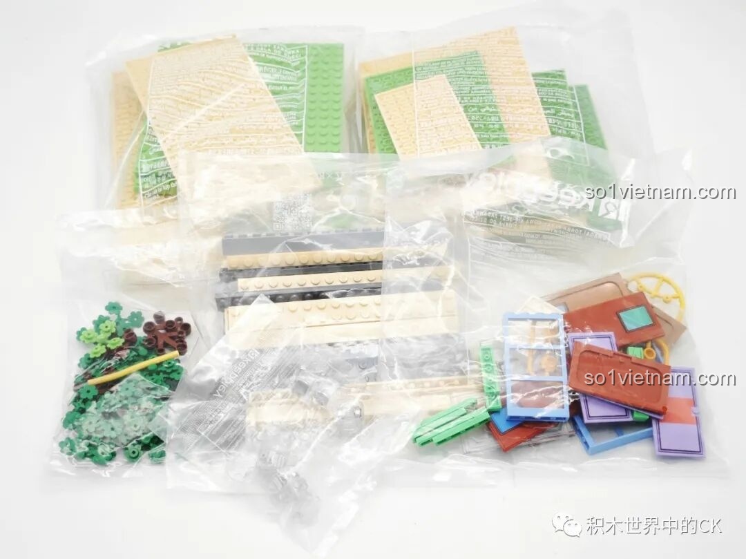 Các mảnh ghép lớn như đế nhà và mái nhà trong bộ đồ chơi xây dựng Ngôi nhà của Doraemon và Nobita K20422.