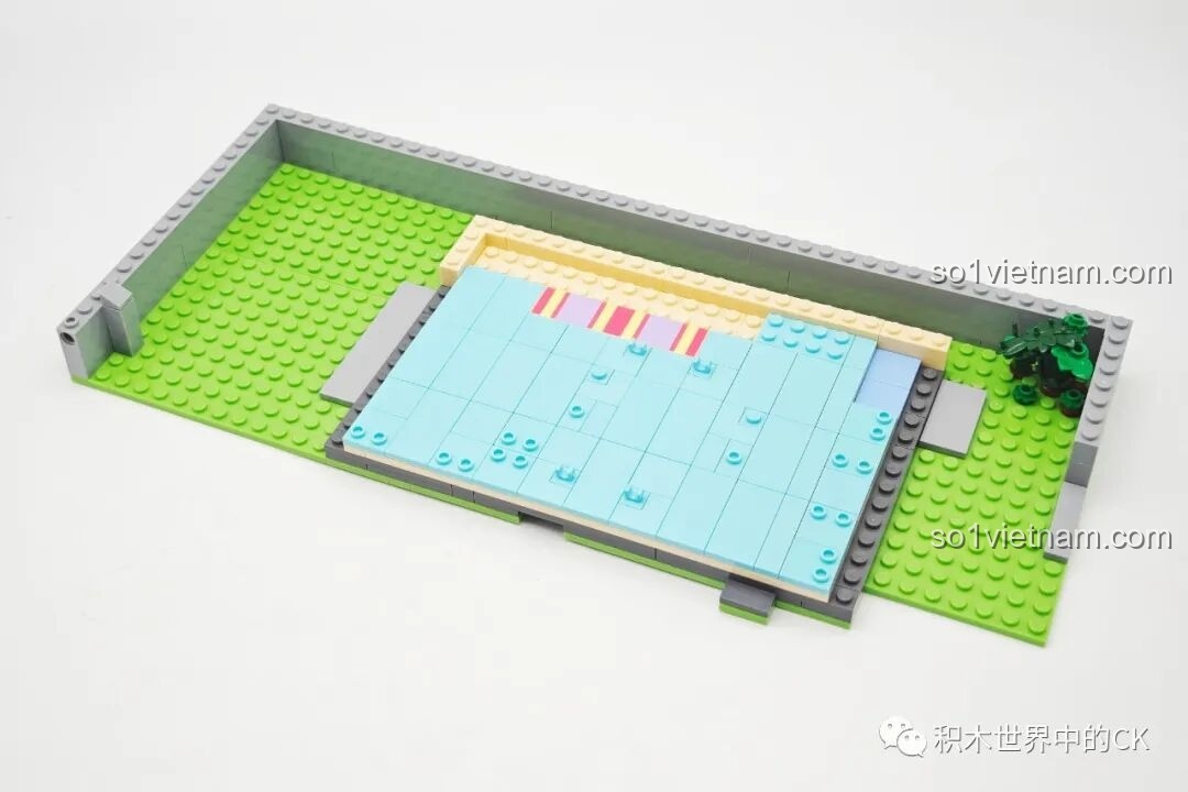 Lắp ráp phần sân và hàng rào của bộ đồ chơi xây dựng Ngôi nhà của Doraemon và Nobita K20422.