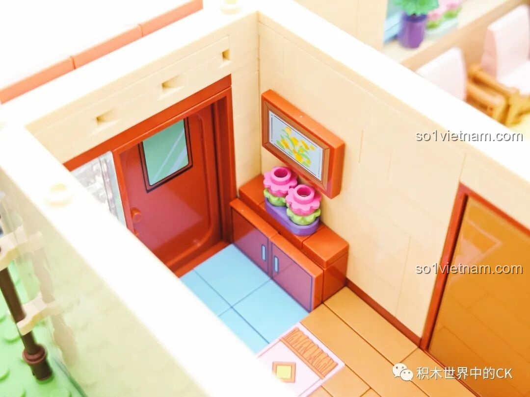 Góc nhìn khác của phòng Nobita với kệ sách và ghế xoay trong bộ lắp ghép Keeppley K20422 Ngôi nhà của Nobi Nobita.