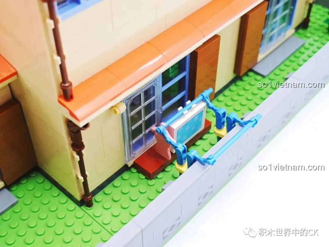 TV và kệ sách trong phòng Nobita của bộ đồ chơi xây dựng Ngôi nhà của Doraemon và Nobita K20422.