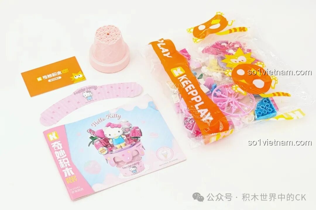 Các chi tiết bên trong hộp mô hình Kem Ốc Quế Hello Kitty K20841 của Keeppley, bao gồm sách hướng dẫn, đế và các mảnh ghép.