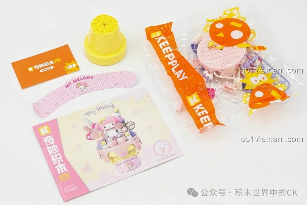 Các chi tiết bên trong hộp mô hình Kem Ốc Quế My Melody K20842 của Keeppley, bao gồm sách hướng dẫn và mảnh ghép.