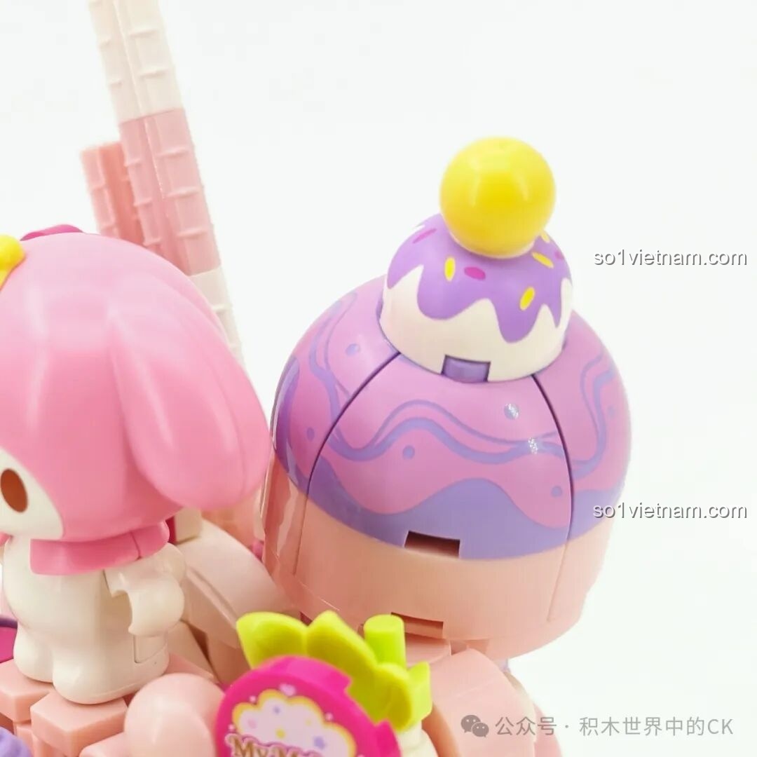 Các chi tiết bên trong hộp mô hình Kem Ốc Quế Cinnamoroll K20843 của Keeppley, bao gồm sách hướng dẫn và mảnh ghép.