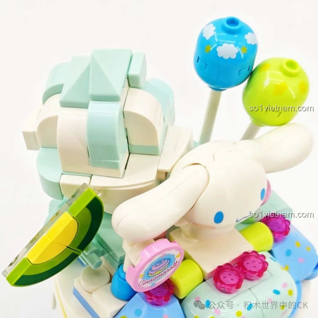 Các chi tiết bên trong hộp mô hình Kem Ốc Quế Pompompurin K20844 của Keeppley, bao gồm sách hướng dẫn và mảnh ghép.