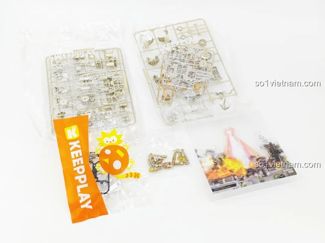 Các túi linh kiện của bộ lắp ráp Keeppley K75161 Robot King Joe, bao gồm các khung nhựa và thẻ PVC.