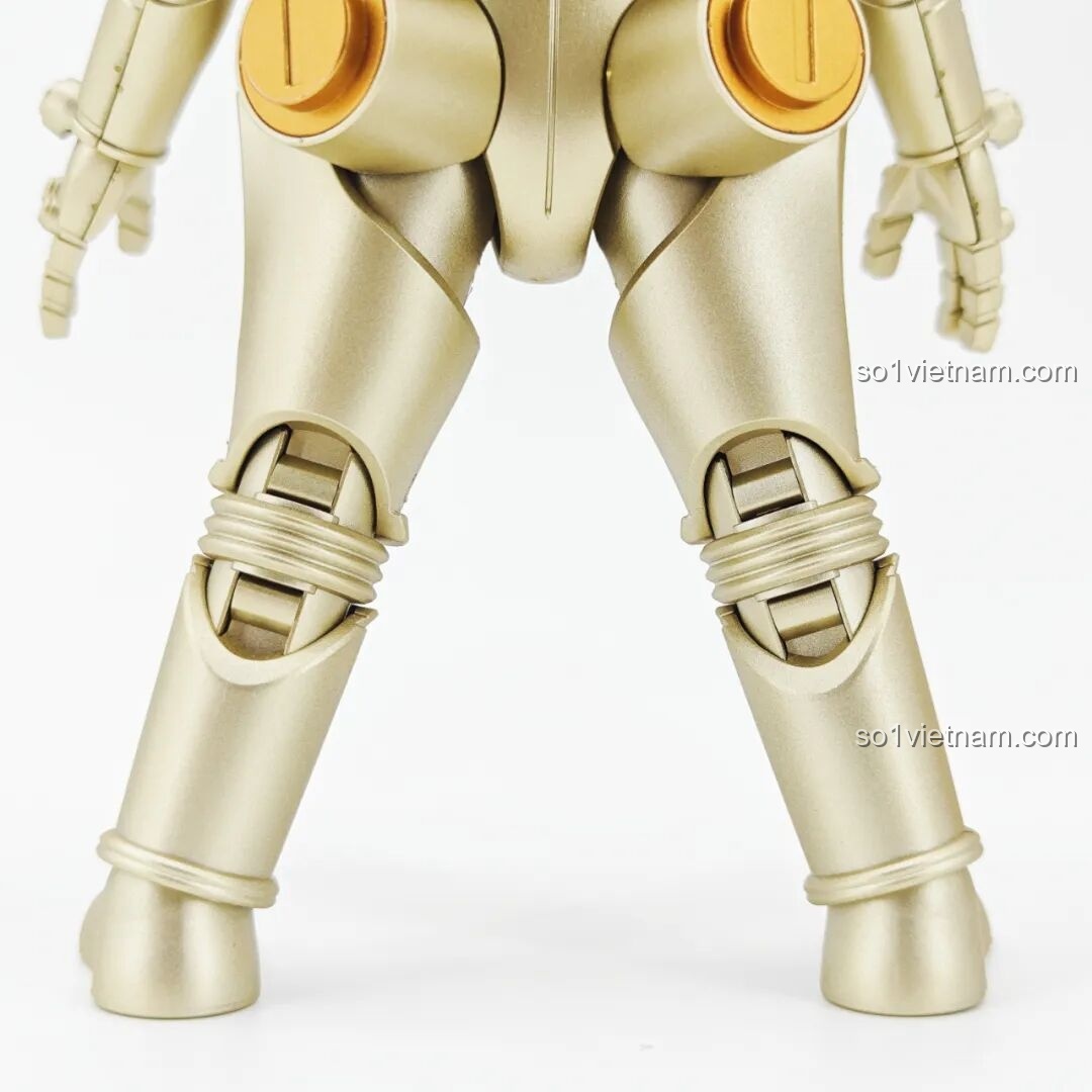 Mô hình Robot King Joe K75161 đứng cạnh một mô hình Ultraman khác, thể hiện sự tương thích về tỉ lệ.