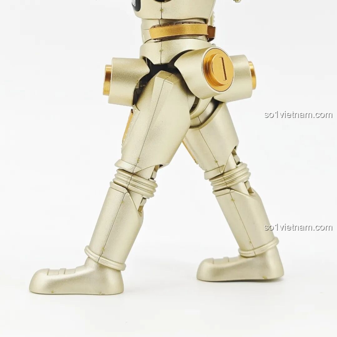 Mô hình Robot King Joe K75161 đứng cạnh một mô hình robot khác, so sánh kích thước và phong cách.