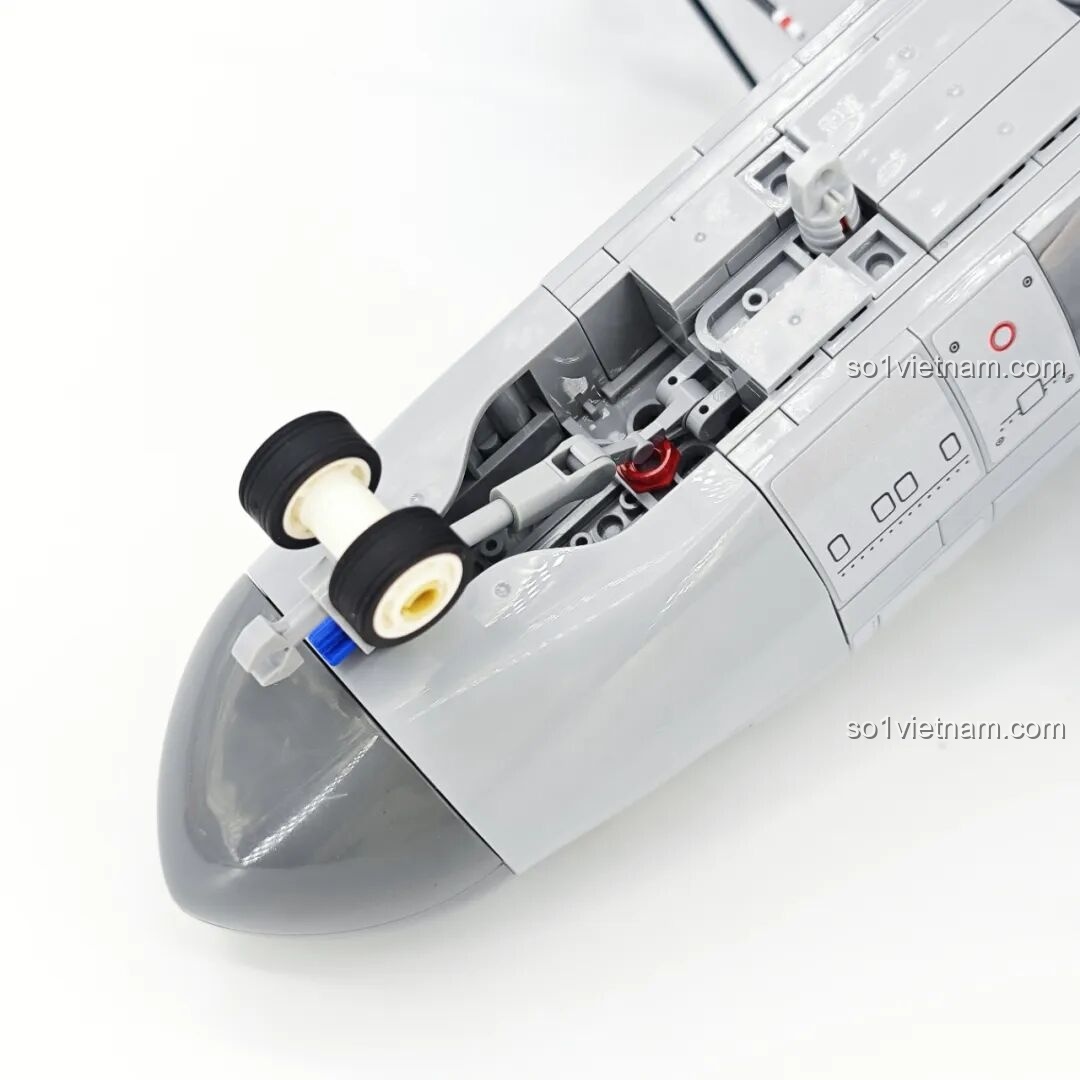 Bánh đáp trước của mô hình Keeppley KJ-600 (23039) có thể thu gọn vào thân, thể hiện tính năng thực tế.