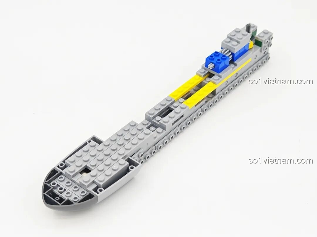 Bắt đầu lắp ráp phần thân máy bay cảnh báo sớm KJ-600 (23039) của Keeppley, thể hiện cấu trúc bên trong vững chắc.