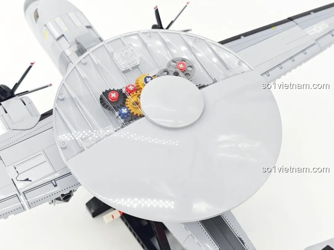 Cấu trúc đỡ radar của mô hình Keeppley KJ-600 (23039), được gia cố vững chắc bằng nhiều loại mảnh ghép.