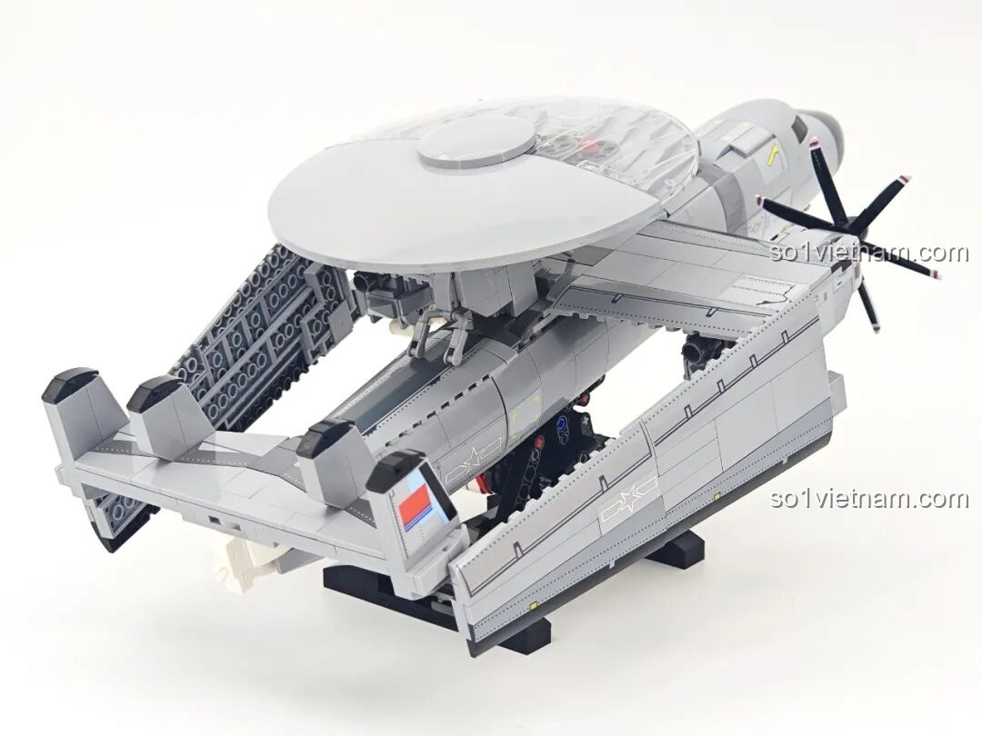 Chi tiết phần đuôi máy bay cảnh báo sớm KJ-600 (23039) của Keeppley, với các đường nét và họa tiết quân sự.