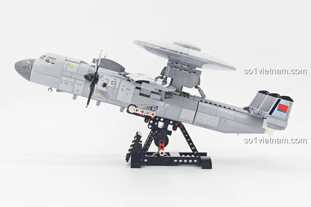 Mô hình máy bay cảnh báo sớm KJ-600 (23039) của Keeppley từ góc nghiêng khác, tôn lên vẻ đẹp của thiết kế.