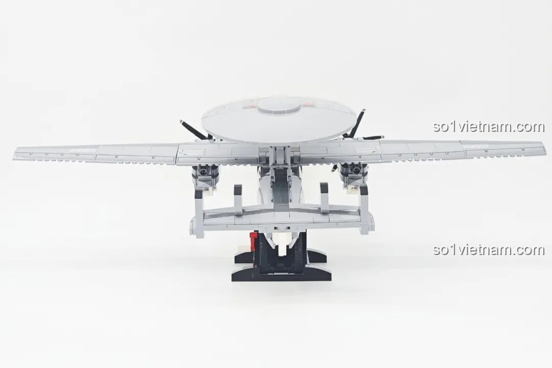 Mô hình máy bay cảnh báo sớm KJ-600 (23039) của Keeppley đặt trên đế trưng bày, mô phỏng tư thế cất cánh mạnh mẽ.