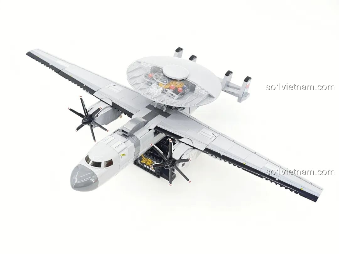 Mô hình máy bay cảnh báo sớm KJ-600 (23039) của Keeppley hoàn thiện, đặt trên đế trưng bày, nhìn từ góc trên.