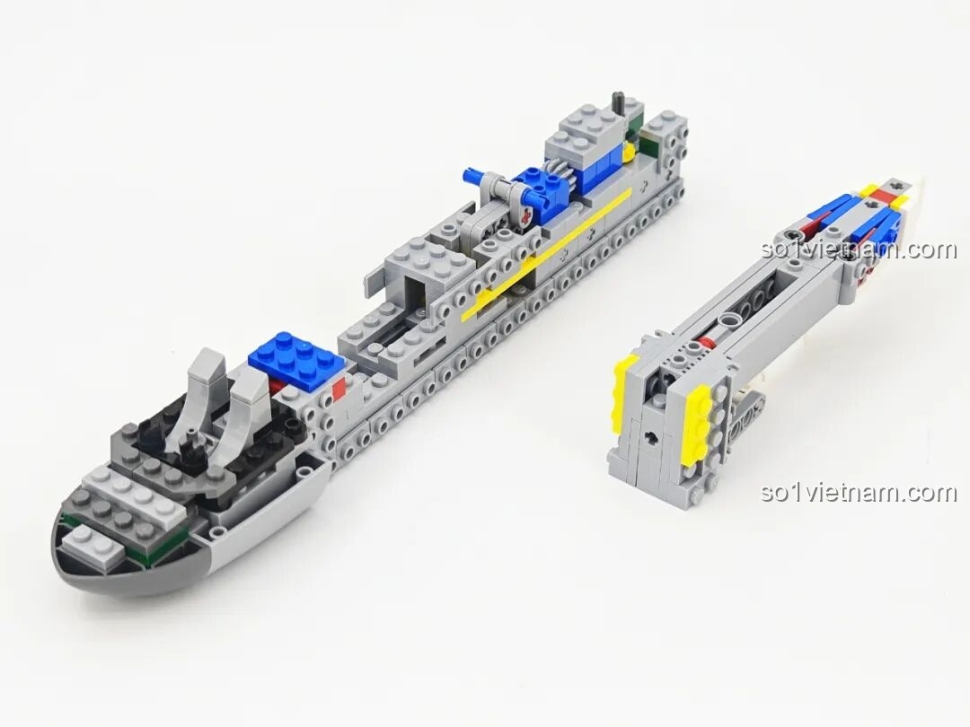 Quá trình lắp ráp phần thân giữa của mô hình Keeppley KJ-600 (23039), cho thấy sự phức tạp và chi tiết của các mảnh ghép.
