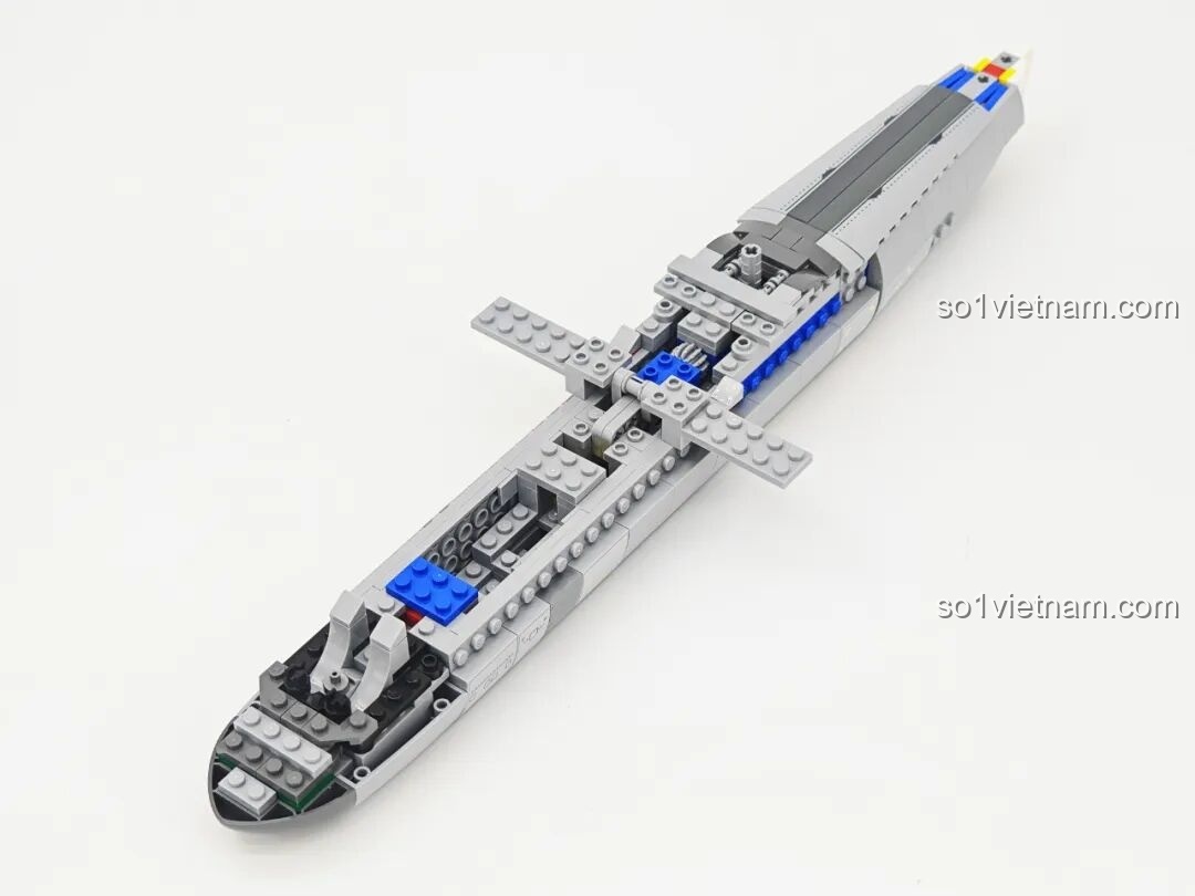 Lắp ráp phần thân trước của mô hình Keeppley KJ-600 (23039), thể hiện sự liền mạch và chính xác trong thiết kế.