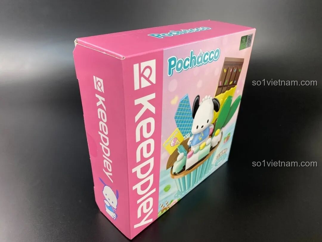 Cạnh bên hộp bộ lắp ráp Keeppley Pochacco cupcake với tông màu hồng và hình ảnh sản phẩm.