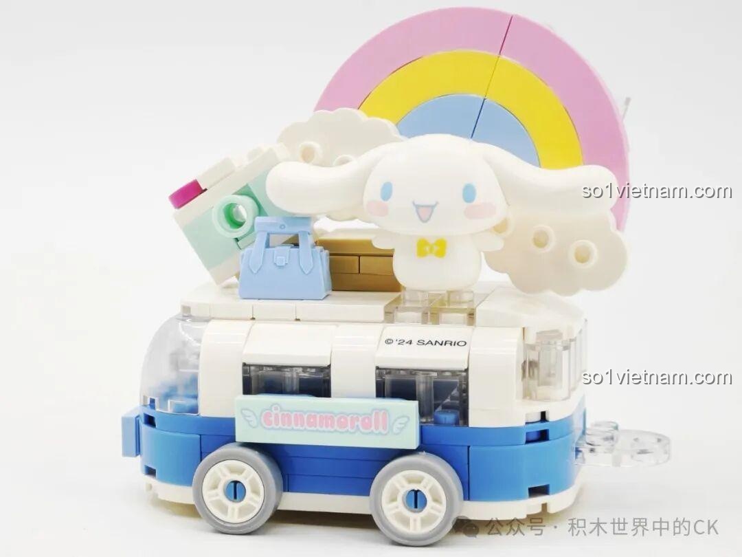Mặt sau mô hình lắp ghép Cinnamoroll K20832, hiển thị các chi tiết nhỏ và sự cân đối của chiếc xe hoa.