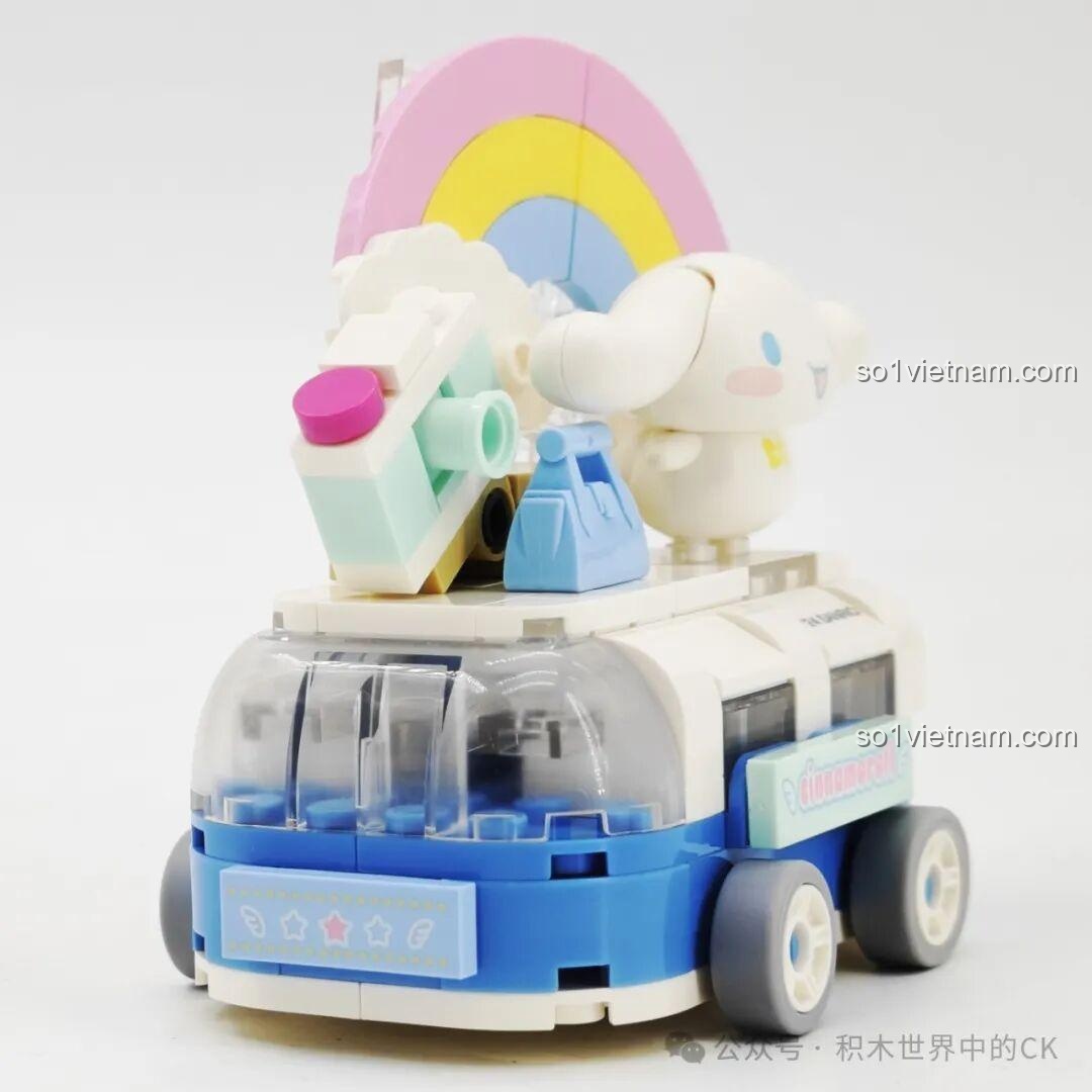 Góc nhìn nghiêng của mô hình lắp ghép Cinnamoroll K20832, làm nổi bật cấu trúc xe và chi tiết cầu vồng.