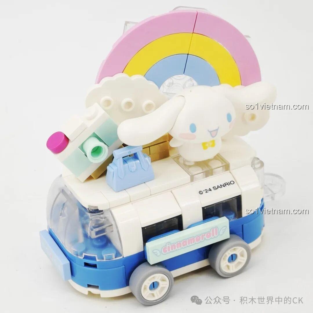 Mô hình lắp ghép Keeppley Sanrio Cinnamoroll K20832 xe buýt du lịch hoàn chỉnh, nhìn từ phía trước, với cầu vồng và đám mây.