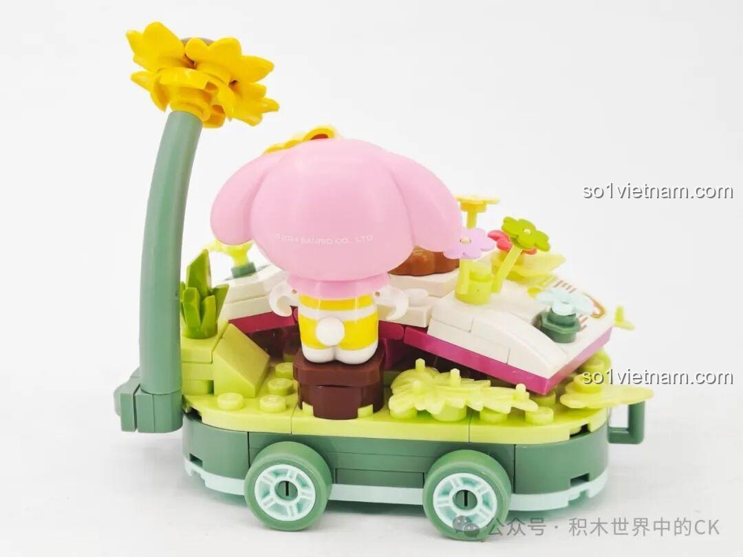 Nội dung bên trong hộp lắp ghép Cinnamoroll K20832 của Keeppley Sanrio, bao gồm sách hướng dẫn, túi mảnh ghép và thẻ nhỏ.