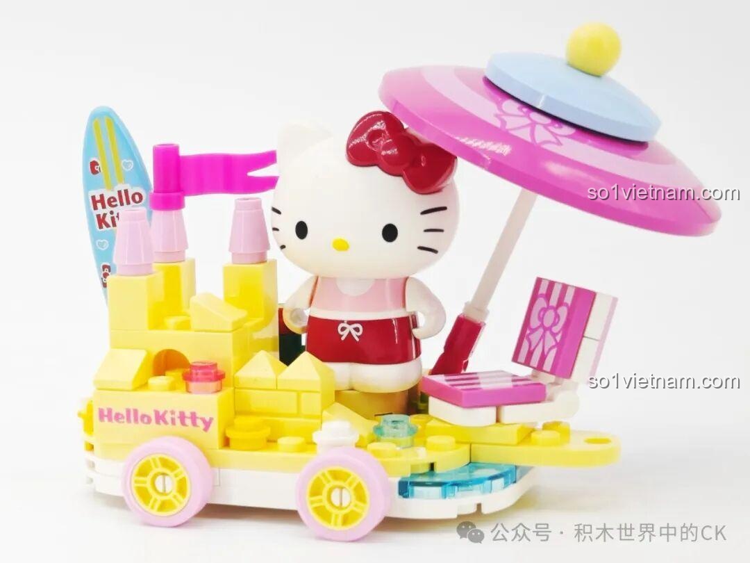 Mô hình lắp ghép Keeppley Sanrio Hello Kitty K20830 xe hoa bãi biển hoàn chỉnh, nhìn từ góc chéo, màu sắc tươi vui.