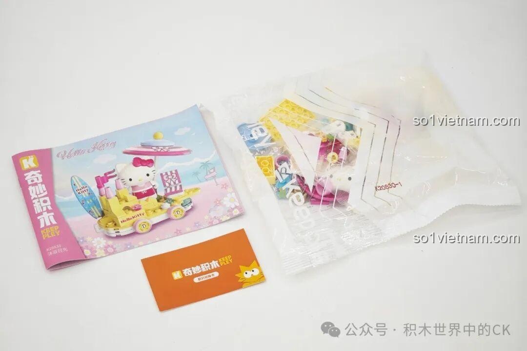 Nội dung bên trong hộp Keeppley Sanrio Hello Kitty K20830: sách hướng dẫn, thẻ và túi mảnh ghép, tương tự Pompompurin K20833.