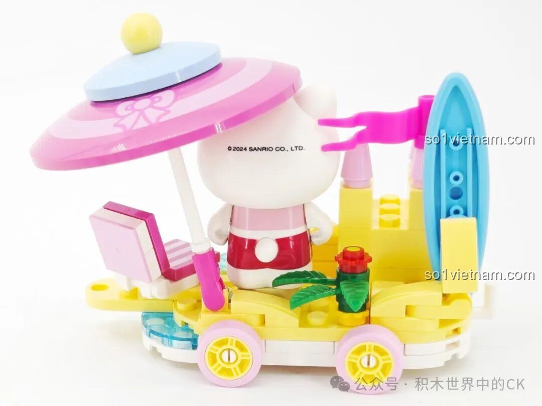 Mô hình lắp ghép Keeppley Sanrio Hello Kitty K20830 xe hoa bãi biển hoàn chỉnh, nhìn từ phía sau, với chi tiết cây dừa và ghế.