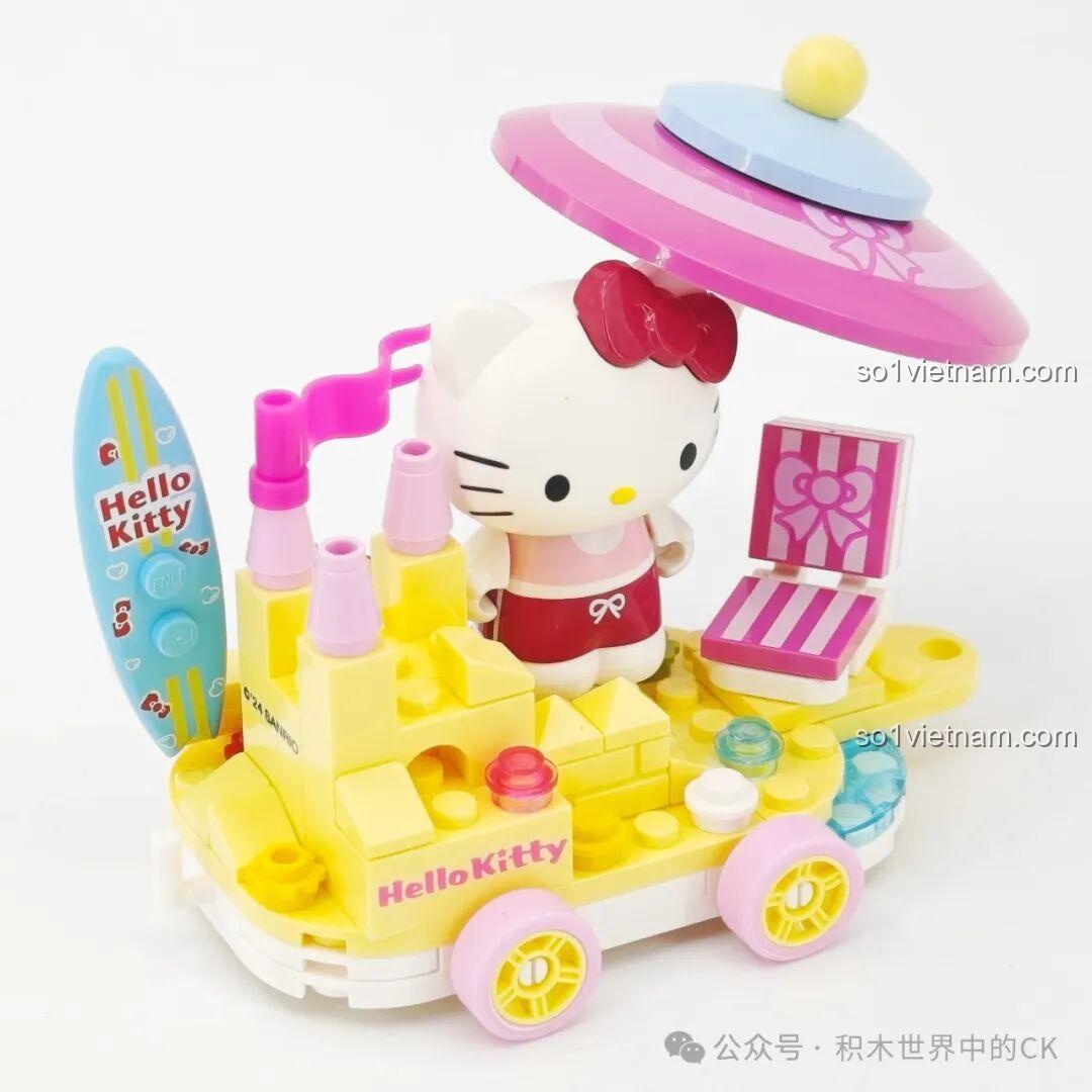 Mô hình lắp ghép Keeppley Sanrio Hello Kitty K20830 xe hoa bãi biển hoàn chỉnh, nhìn từ phía trước, chi tiết và màu sắc tươi sáng.